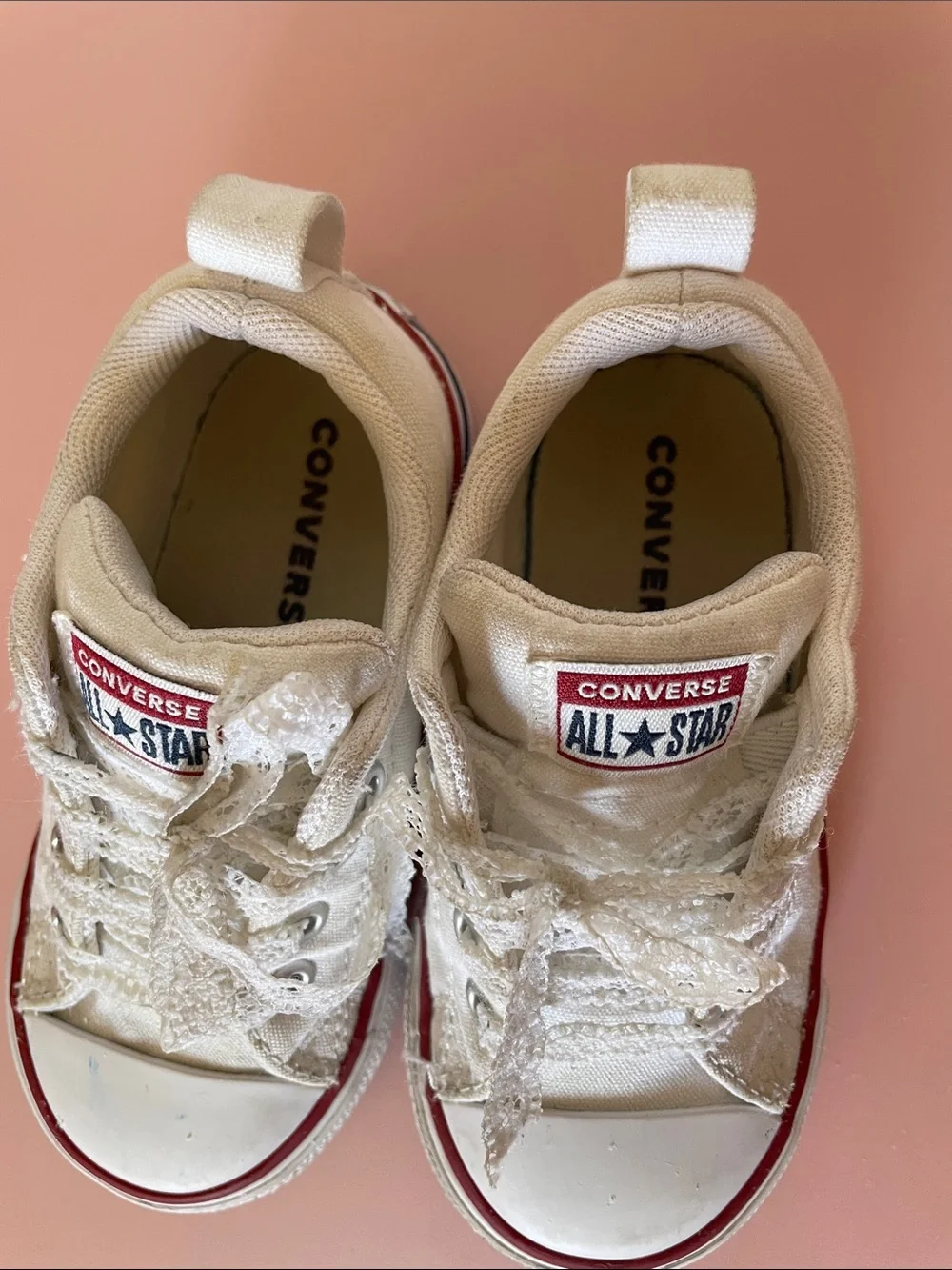 Converse low with elastic